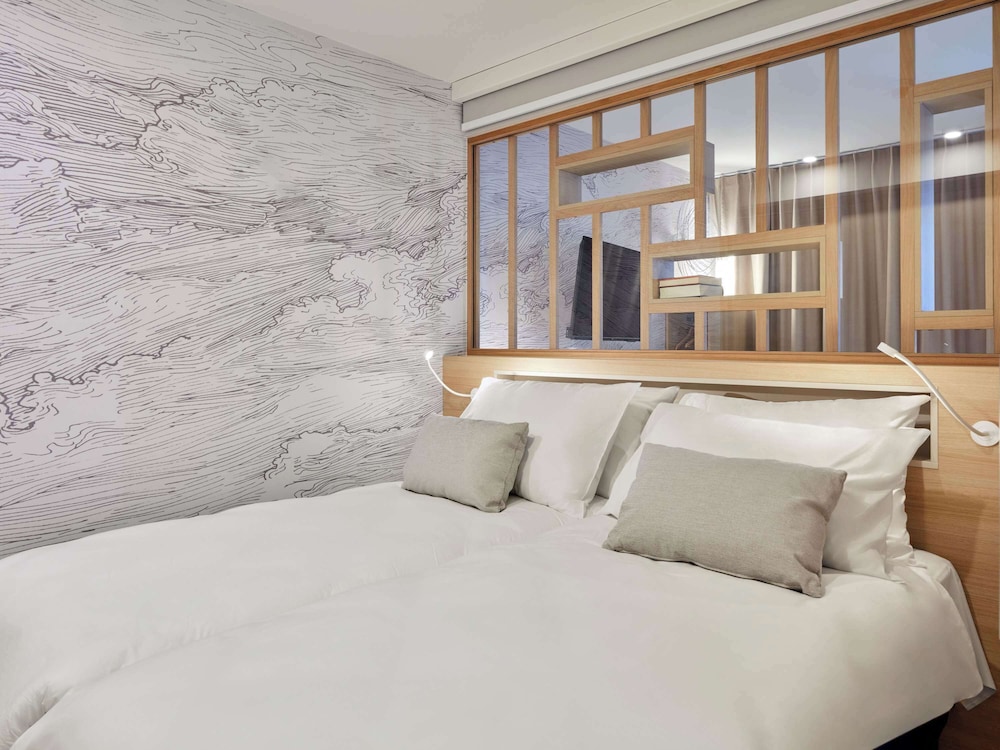 One bedroom apartment with twin beds photo 3
