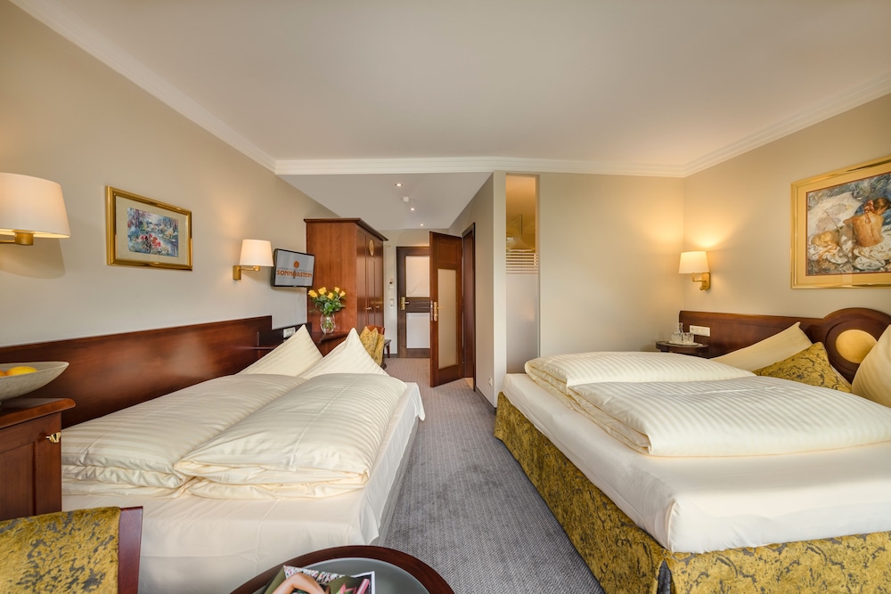 Deluxe Double Room, Balcony, Mountain View (2 Adults and 2 Children) photo 1