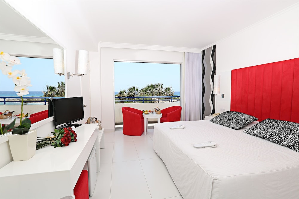 Double or Twin Room, Partial Sea View photo 2