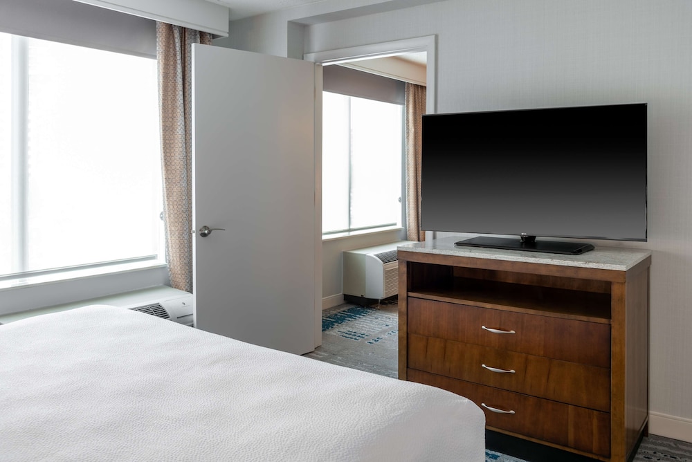Junior Suite, 1 King Bed, Accessible - Photo 5