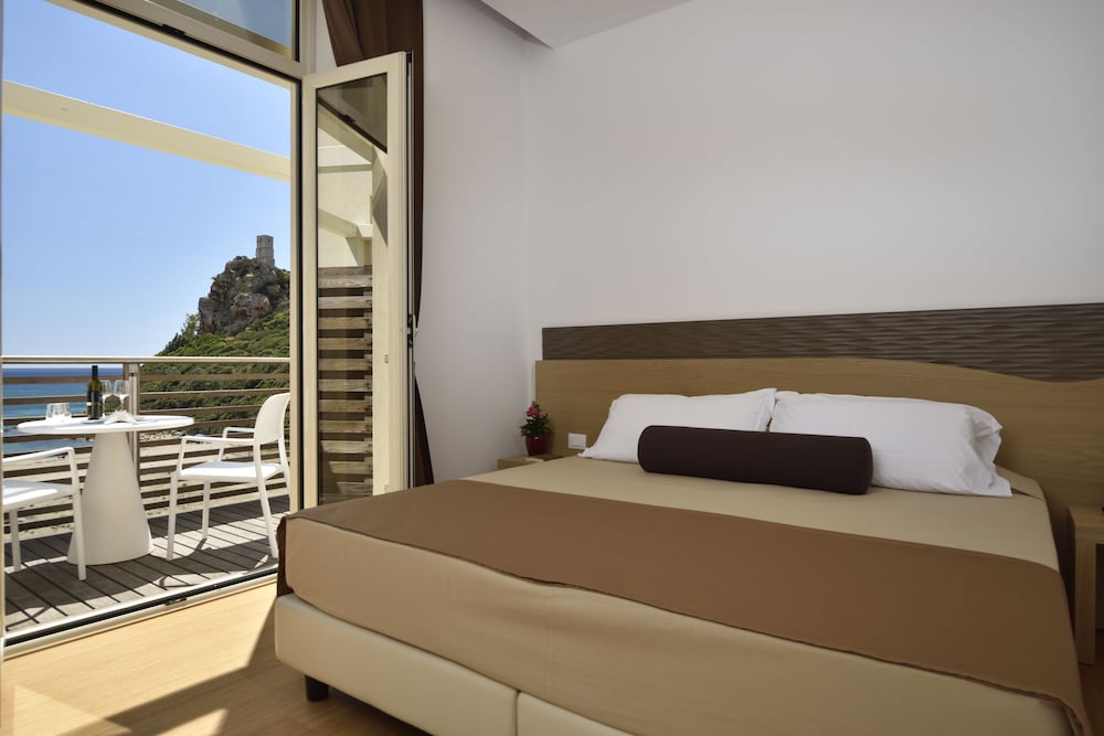 Classic Triple Room, Sea View photo 2