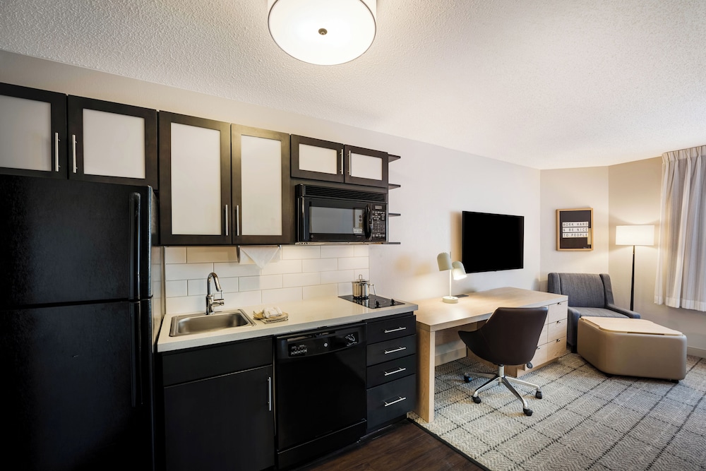 Deluxe Room, 1 King Bed (Studio Suite - King) - Photo 2
