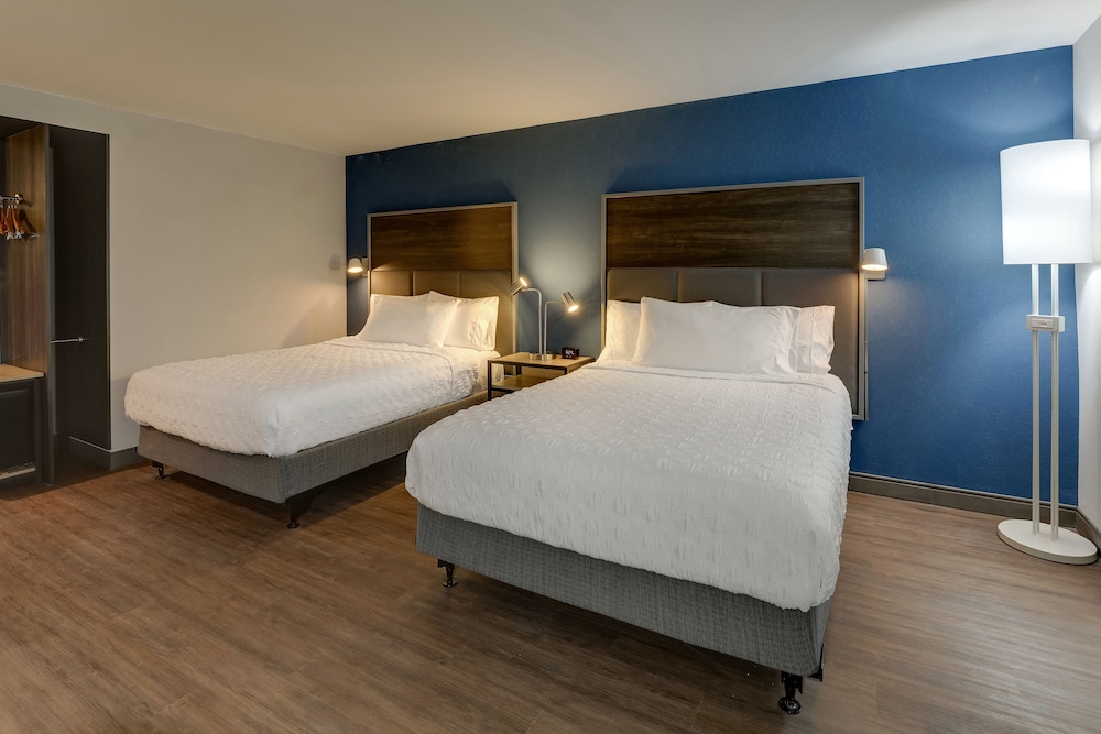 Room, 2 Queen Beds, Accessible (Roll-In Shower) - Photo 4
