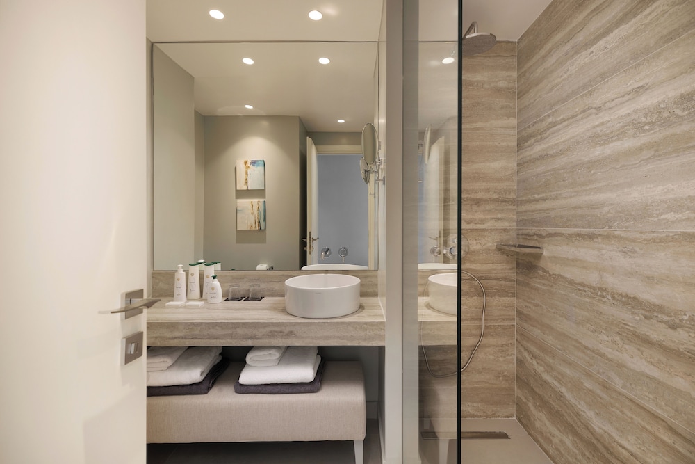 Deluxe Double or Twin Room, Sea View thumbnail 6