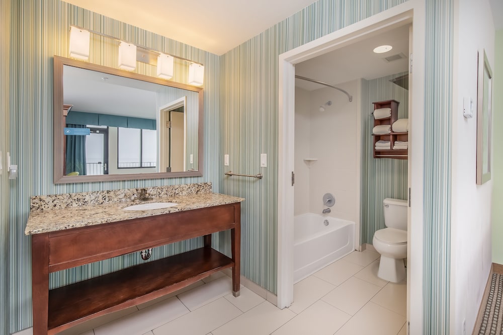 2 Queens direct beach view, Accessible Tub, Studio - Photo 9