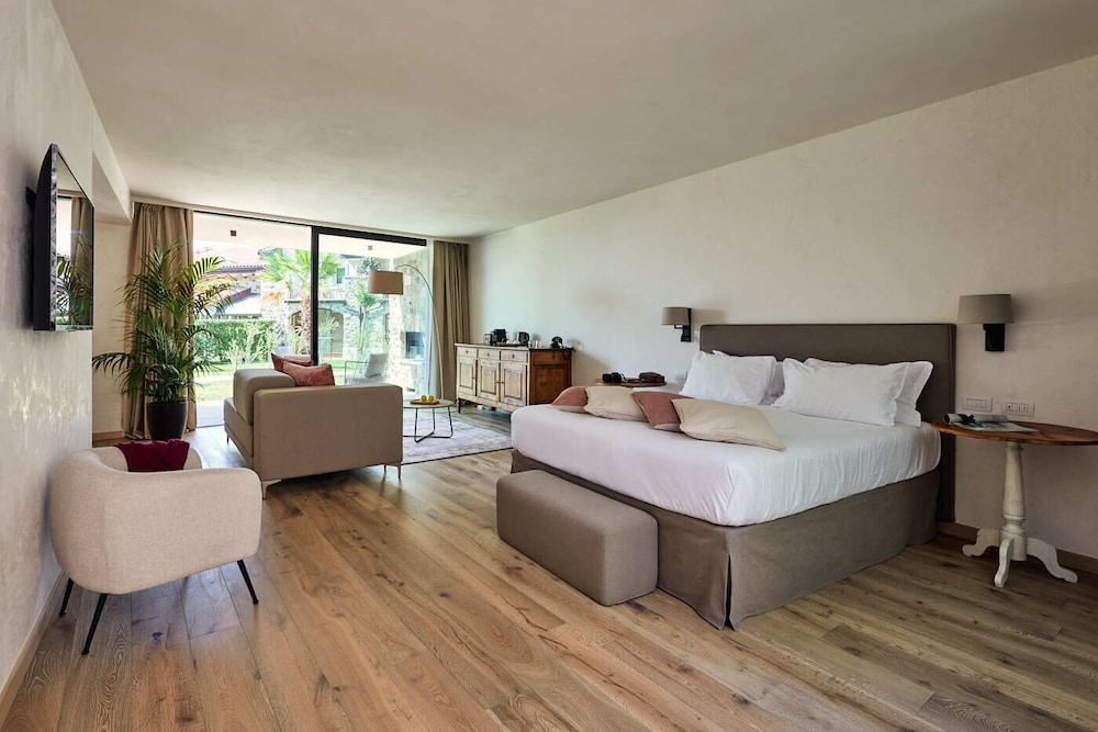 Luxury Studio Suite, 1 King Bed, Hot Tub, Garden View photo 1