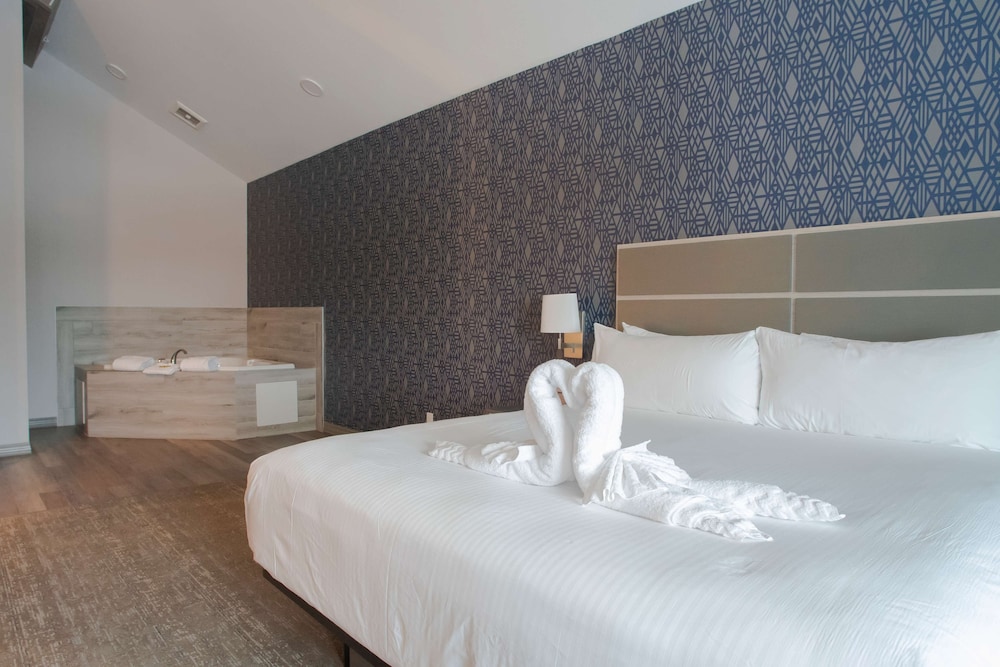 Suite, 1 King Bed, Non Smoking, Balcony (with Sofabed) - Photo 4