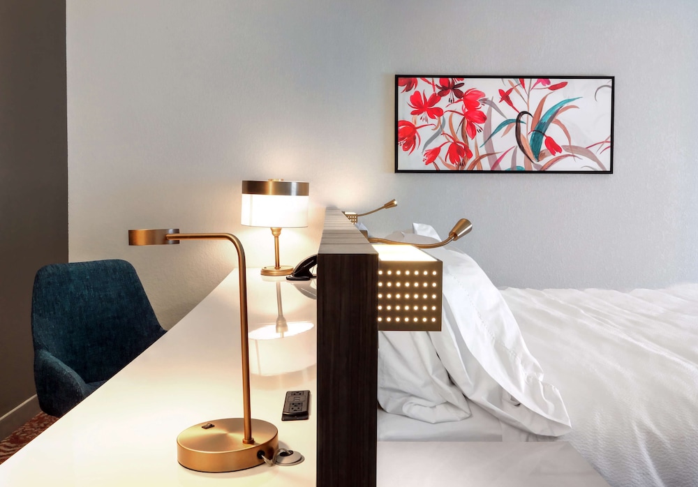 Deluxe Room, 1 King Bed, Accessible - Photo 1