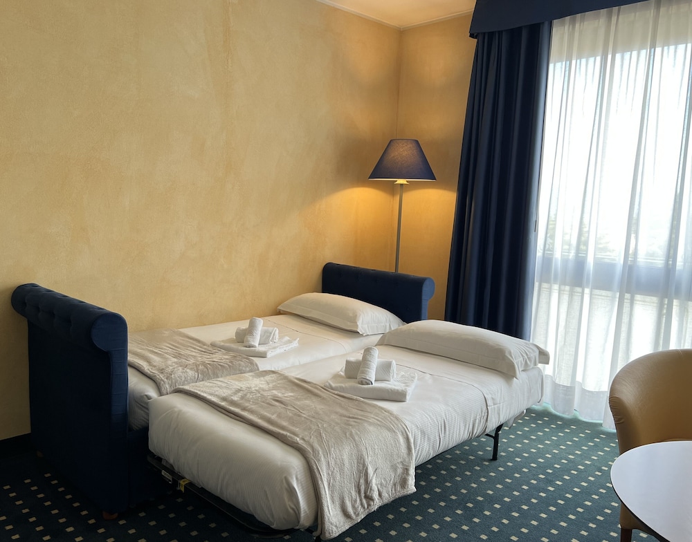 Deluxe Quadruple Room, Lake View photo 2