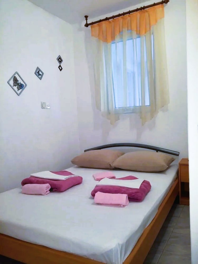Basic Apartment, Garden View