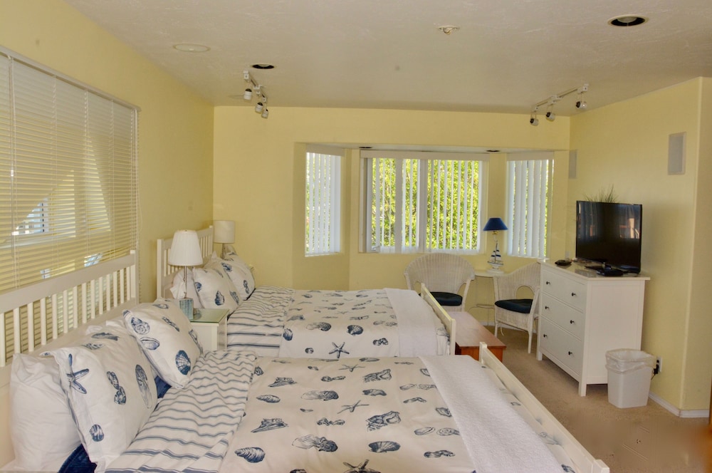 Bluffview Lodge Rm #32 (Room with 2 Queen Beds, upstairs)