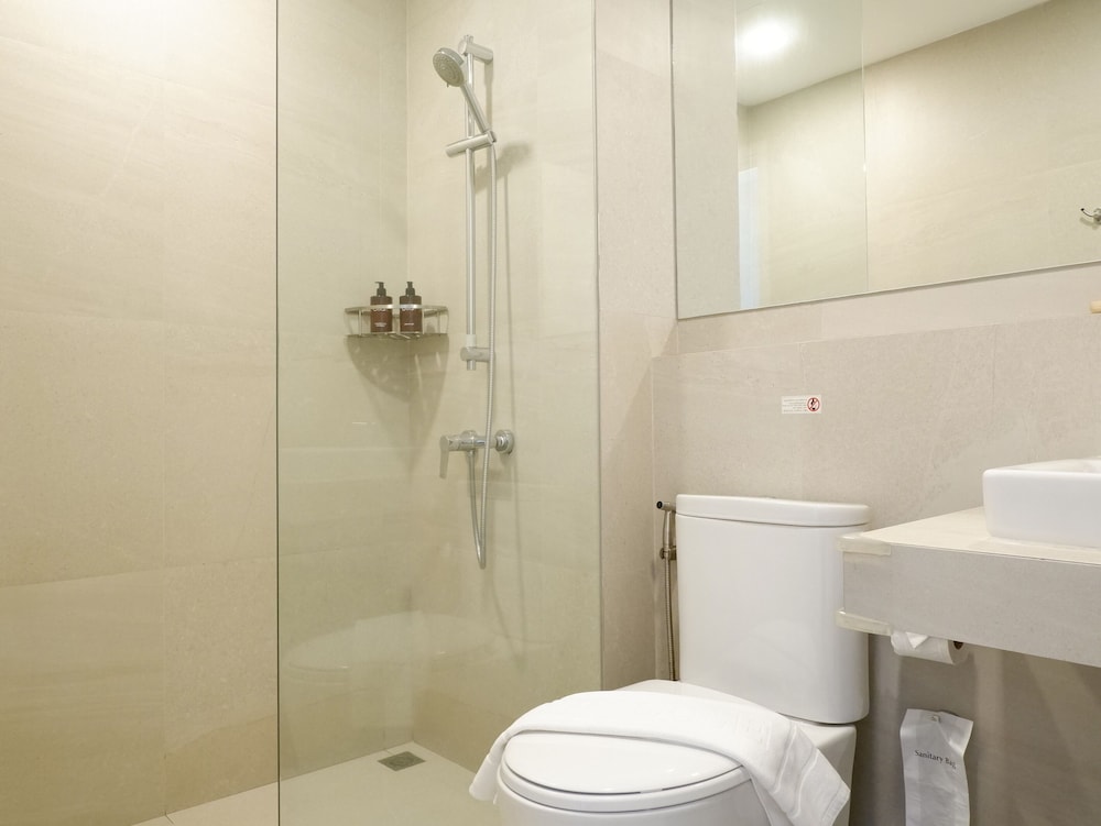 Deluxe Corner King Room - Photo 4