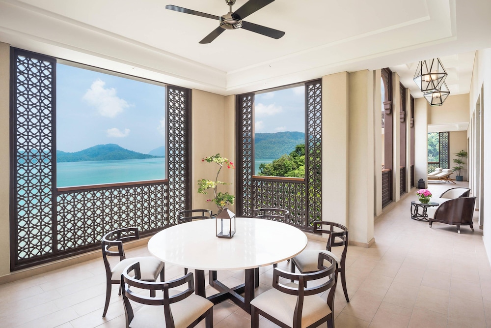 Suite, 1 King Bed, Sea View photo 2