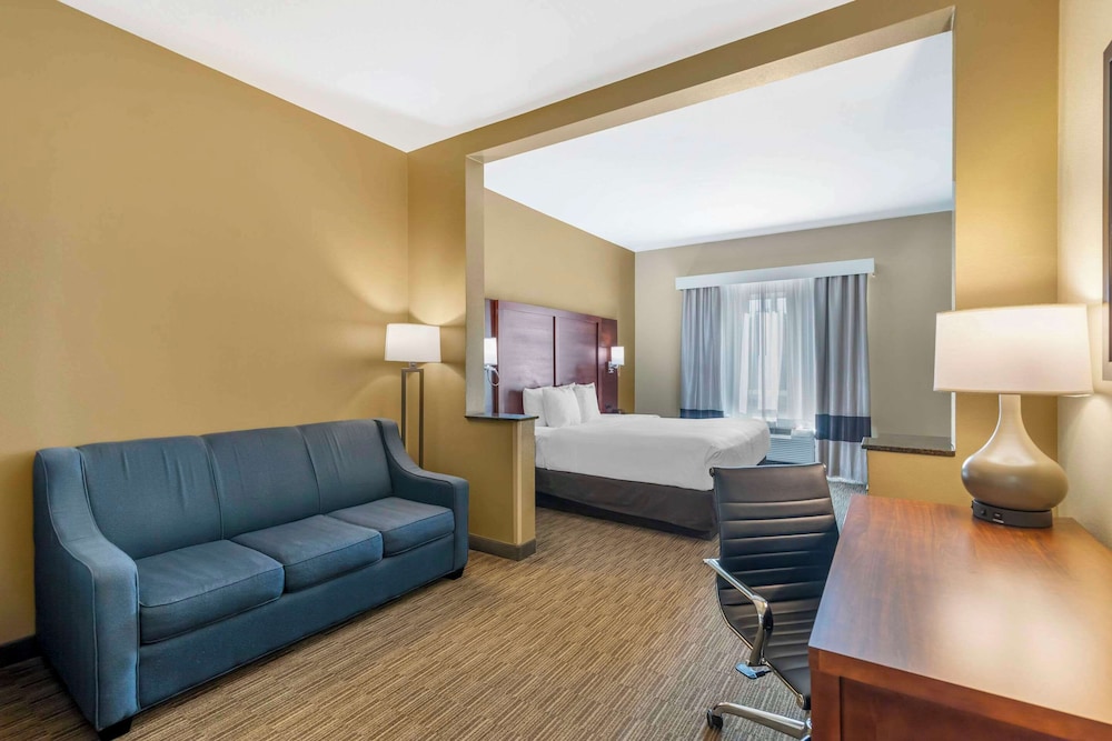 Standard Room, 1 King Bed, Non Smoking - Photo 3
