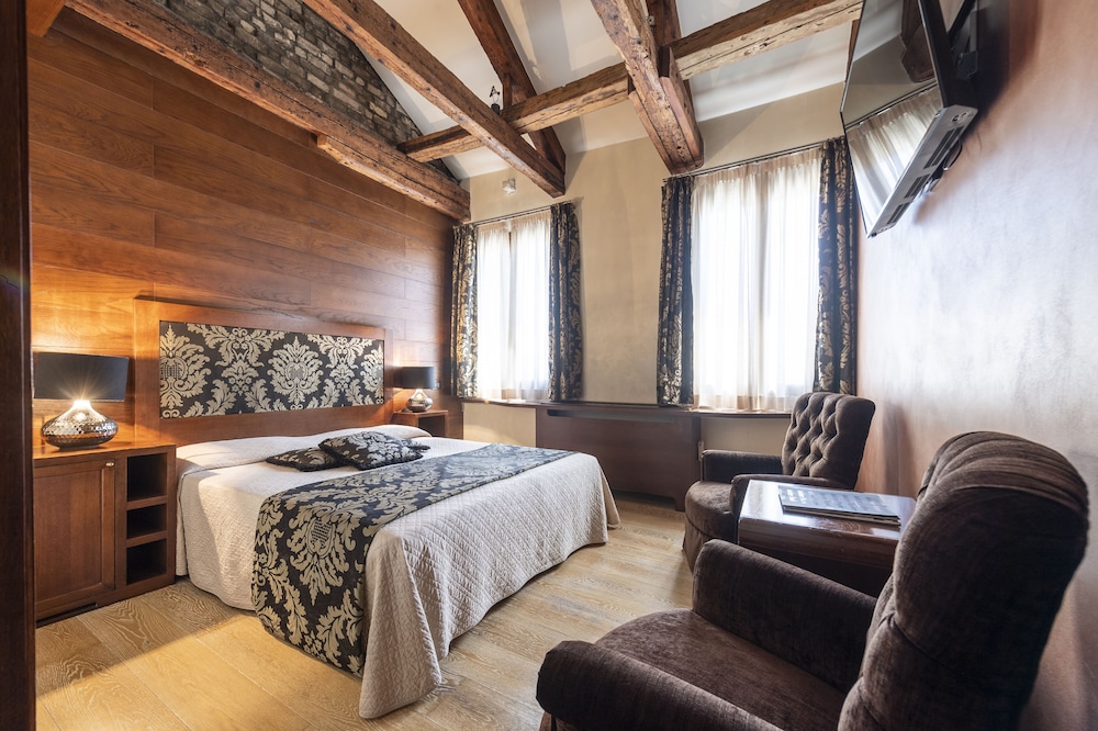 Superior Double or Twin Room, City View photo 3