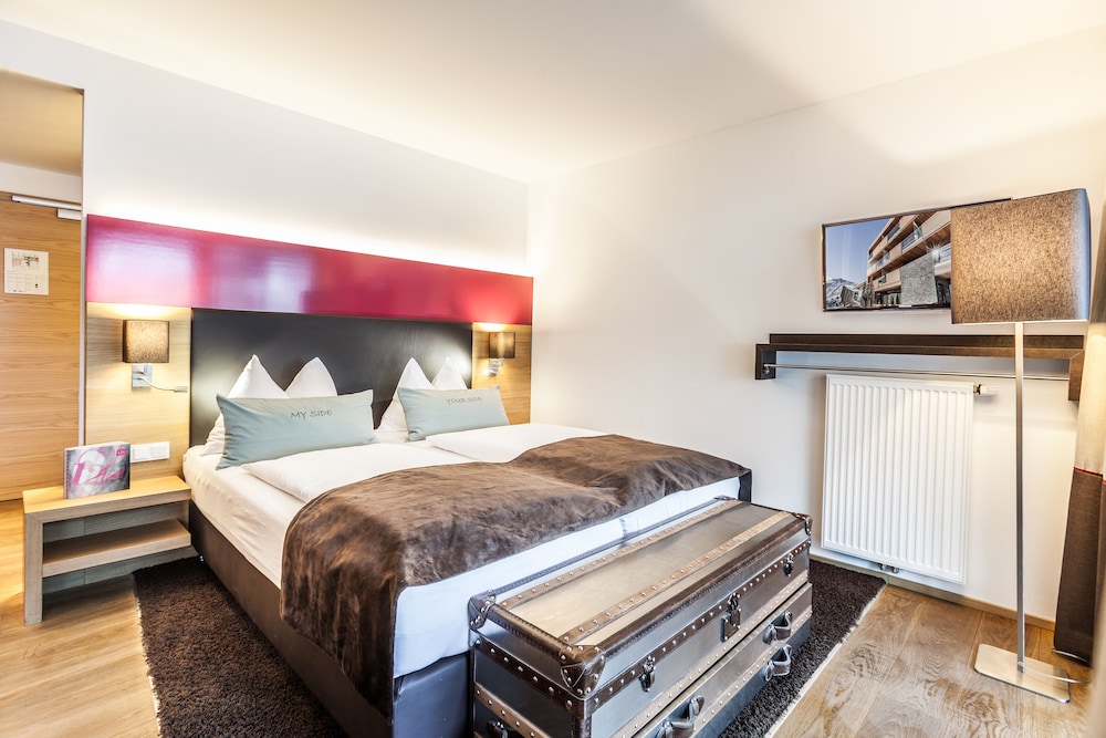 Premium Double Room, 1 King Bed, Balcony, City View photo 3