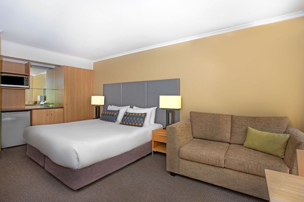 Hotel Room - Photo 1