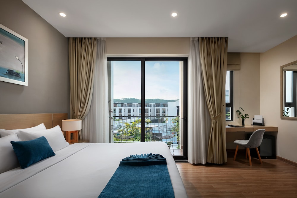 Classic Room, 1 King Bed, Garden View
