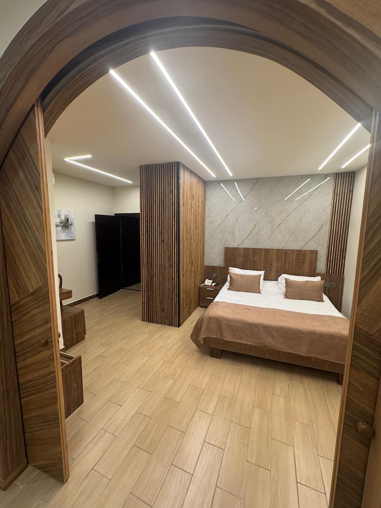 Suite, 2 Bedrooms, 2 Bathrooms, Partial Ocean View photo 2