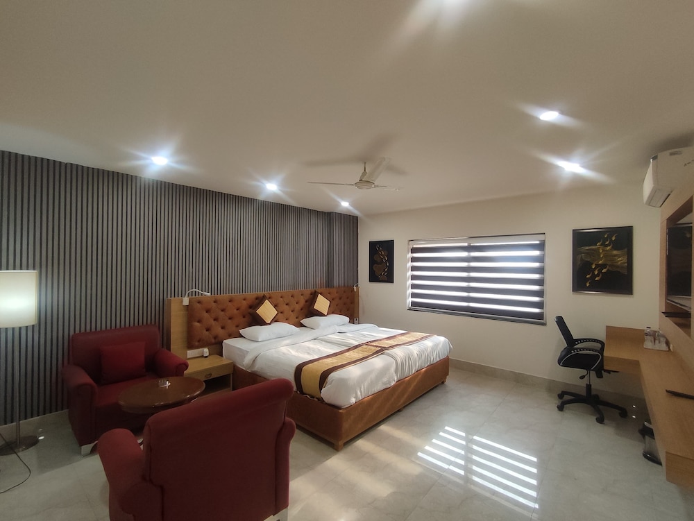Deluxe Suite, Pool View photo 2