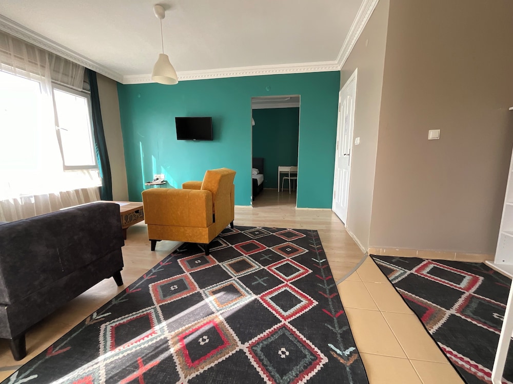 Suite, 1 Bedroom - Photo 2