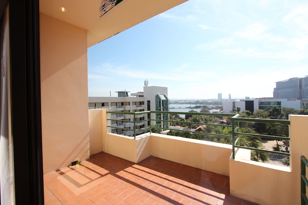 Superior Room, 1 Double or 2 Twin Beds, City View thumbnail 5