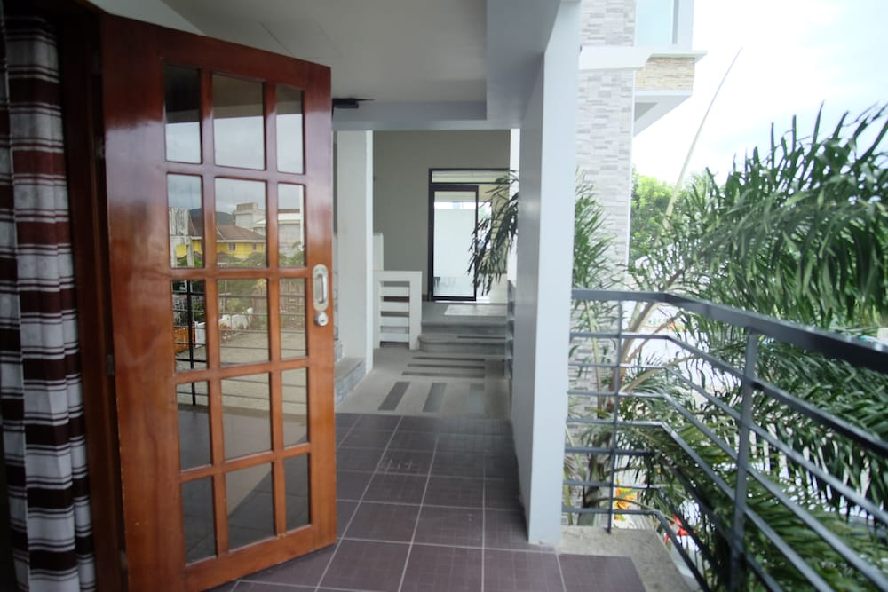 Pacific Breeze Family Room - Photo 3