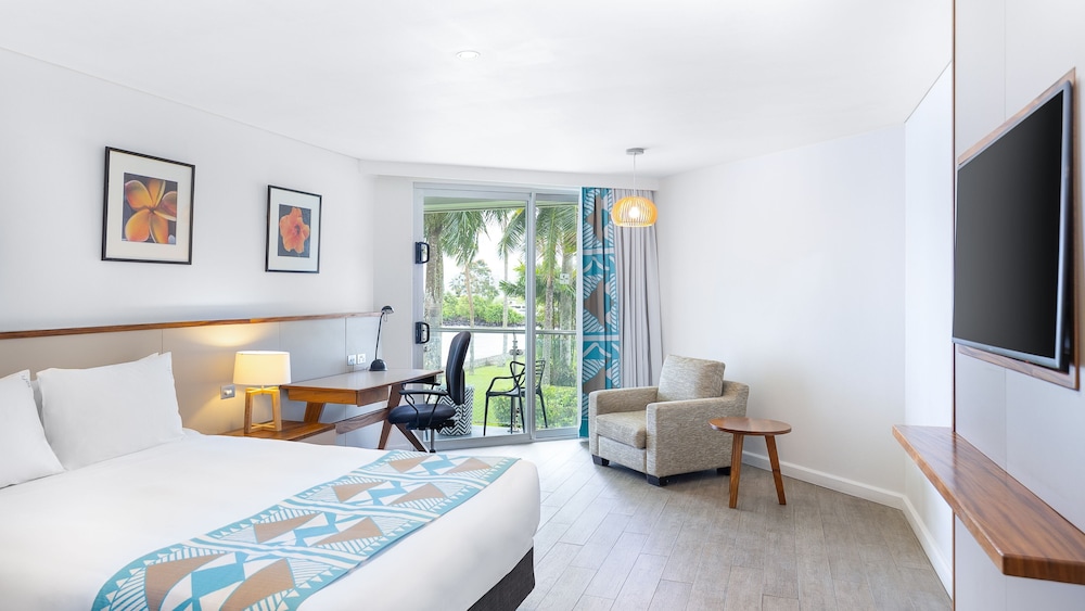 Room, 1 Queen Bed, Balcony (Ocean Sunset View) - Photo 1