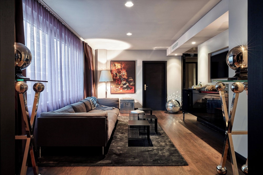 Suite, 1 King Bed, City View