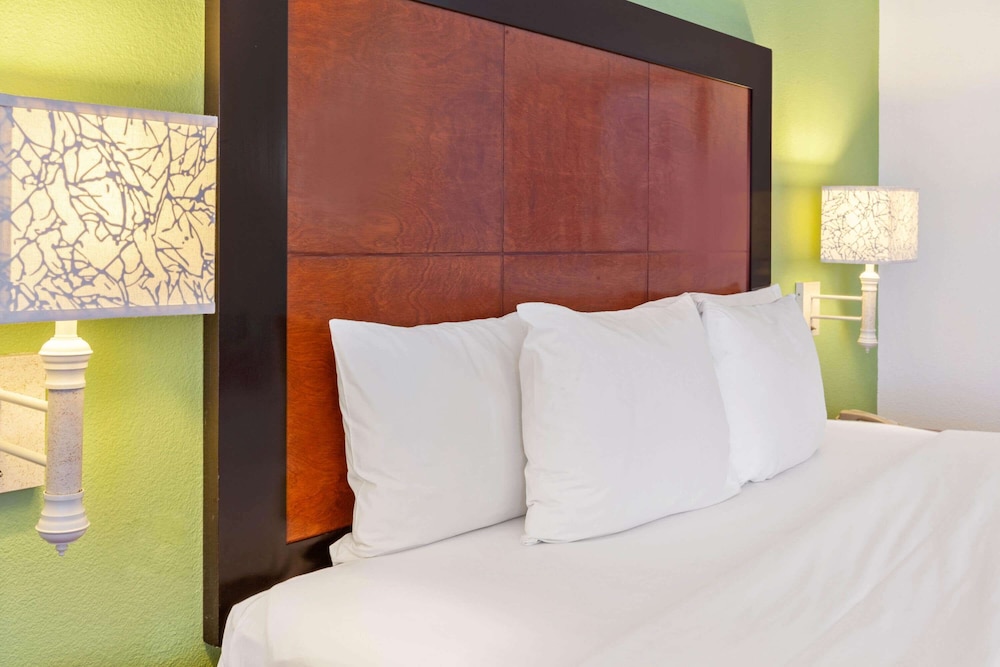 Room, 1 King Bed - Photo 3