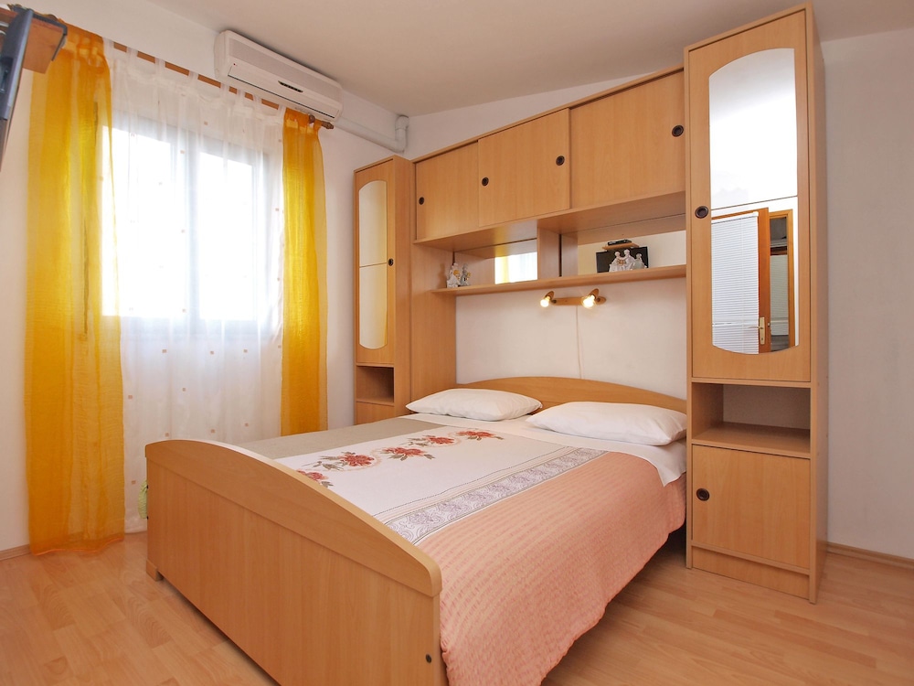 Apartment, 1 Bedroom (1048/3909)