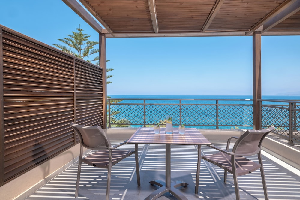 Luxury family room open plan SEA Front thumbnail 6