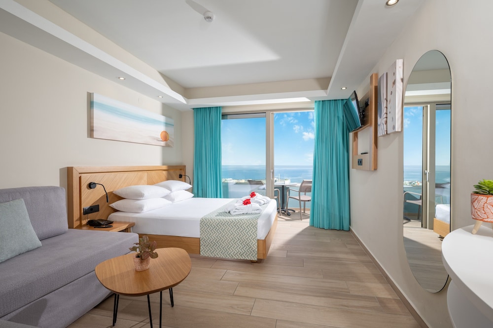 Superior Room with Sea View on High Floor - Photo 1