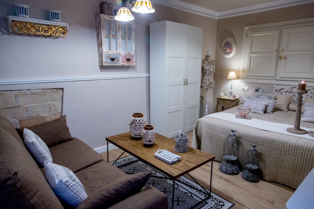Premium Apartment, 1 Bedroom, Refrigerator & Microwave photo 2