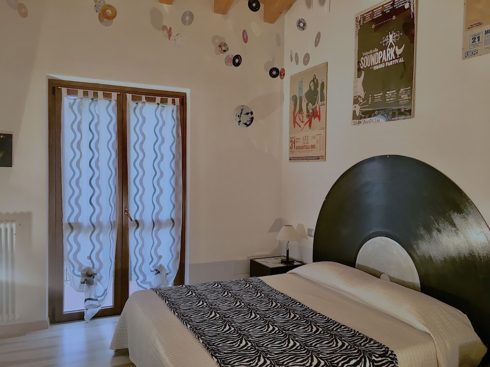Double or Twin Room (Music) photo 3