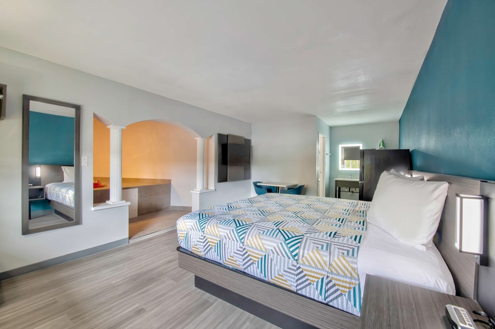 Deluxe Room, 1 King Bed, Non Smoking, Hot Tub photo 2