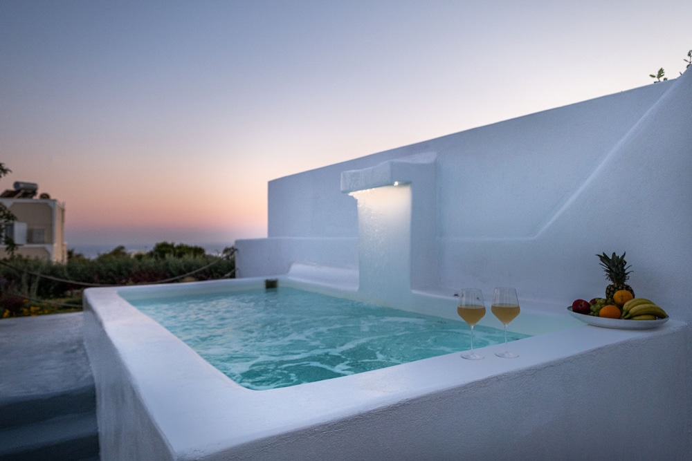 Deluxe Suite, Hot Tub - Photo 11
