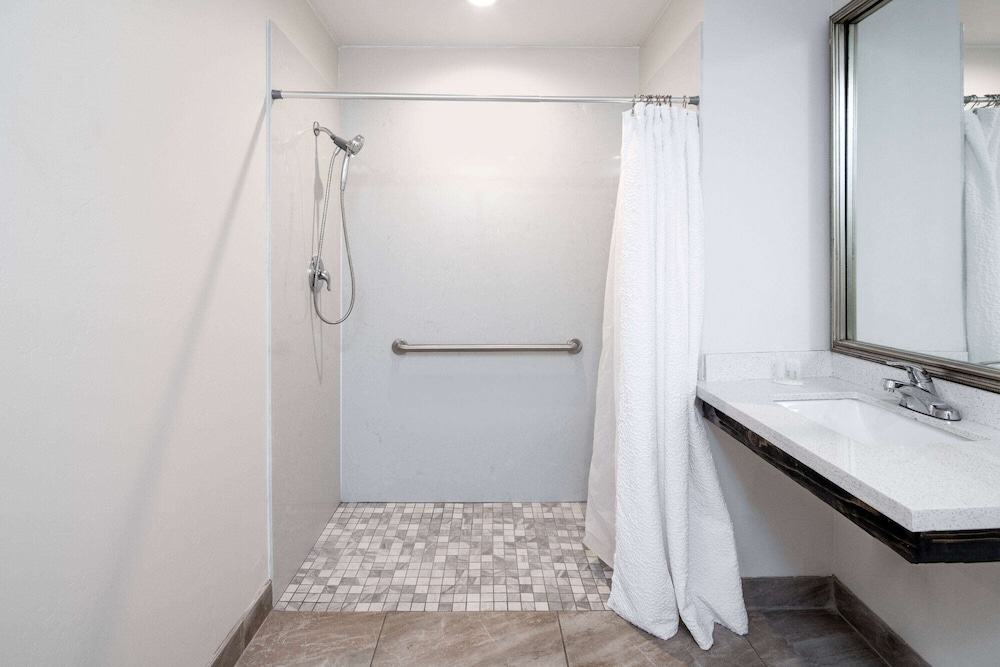 Room, 2 Twin Beds, Accessible, Non Smoking (Mobility, Roll-In Shower) - Photo 4