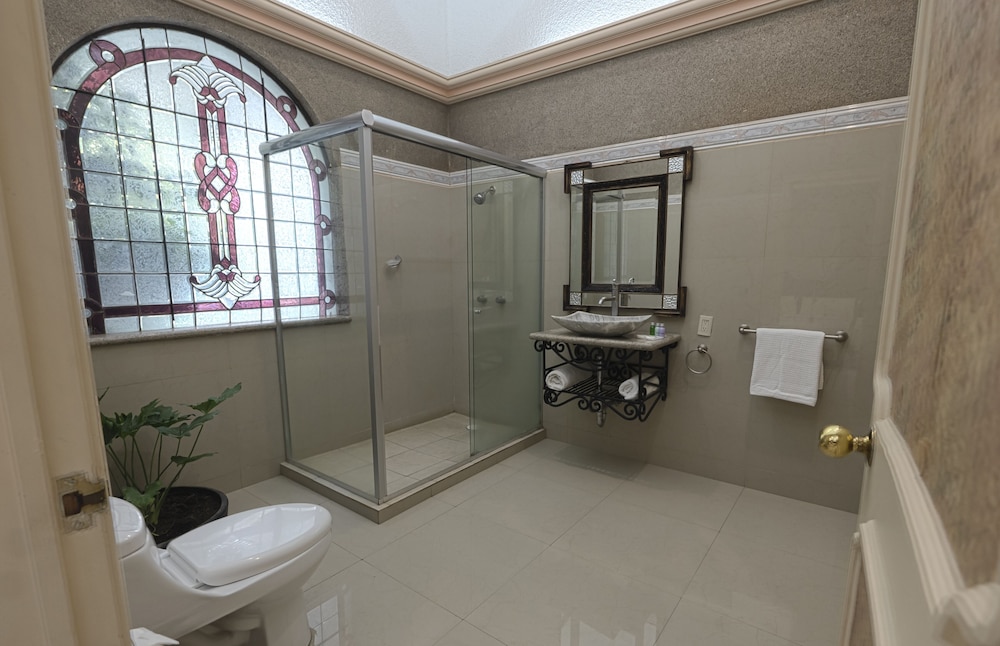 Comfort Suite, 1 King Bed, Accessible photo 2