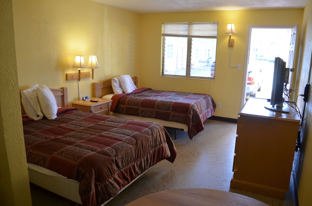 Deluxe Room, 2 Double Beds, Smoking photo 3