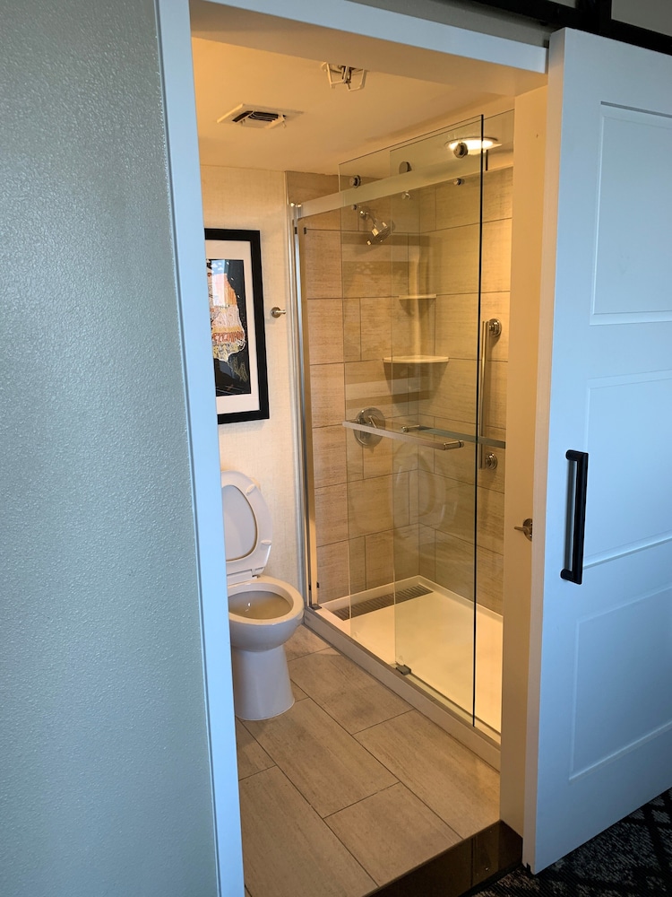 Suite, 1 King Bed, Accessible, Bathtub thumbnail 6