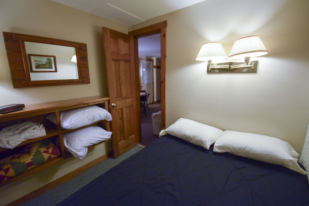 Small 2 Bedroom w/ 1 Full Bed, 2 Twin Beds & 1 Sleeper Sofa photo 1