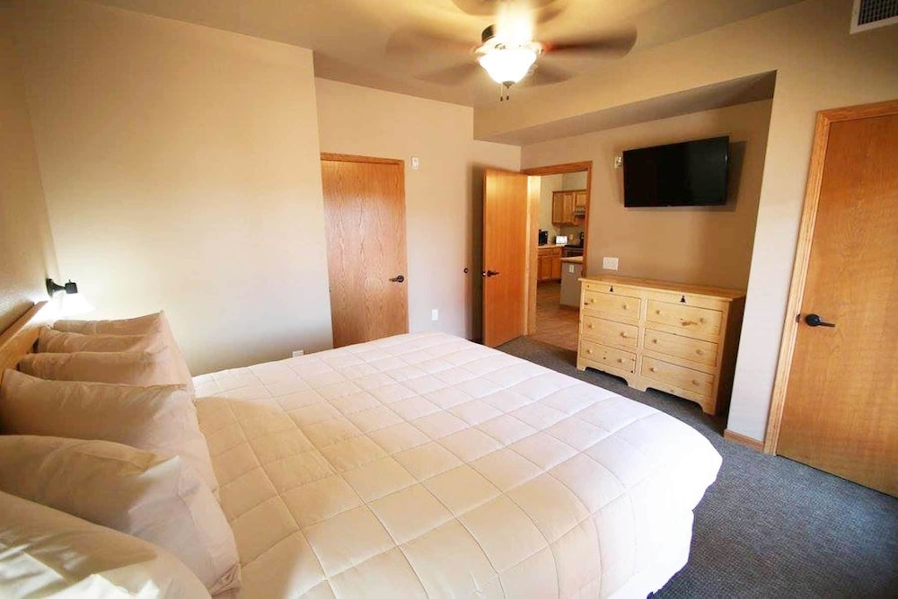 Suite, 2 Bedrooms, Kitchen ( 2 Queen Beds ) photo 1