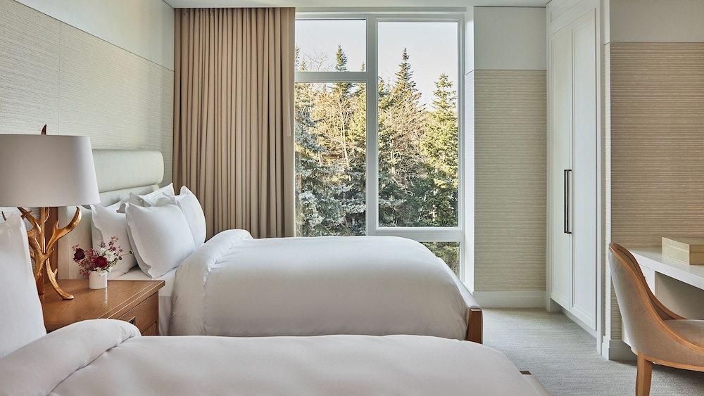 Room, Multiple Beds (Goldener, 1 King and 2 Queen Beds)