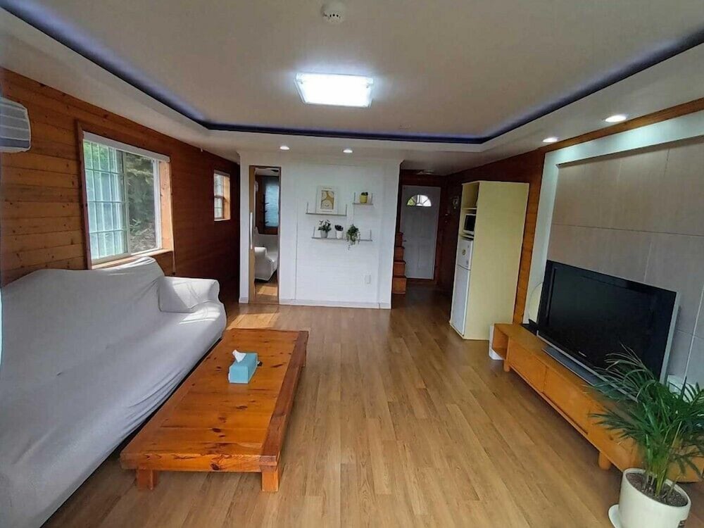Room (Bellflower) - Photo 2