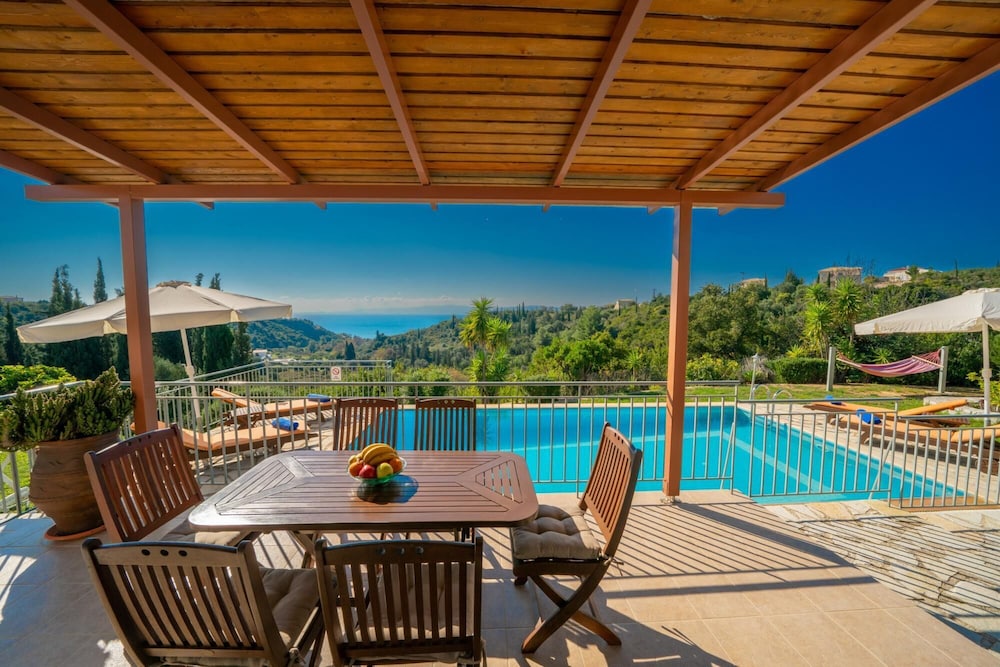 Villa, Smoking photo 3