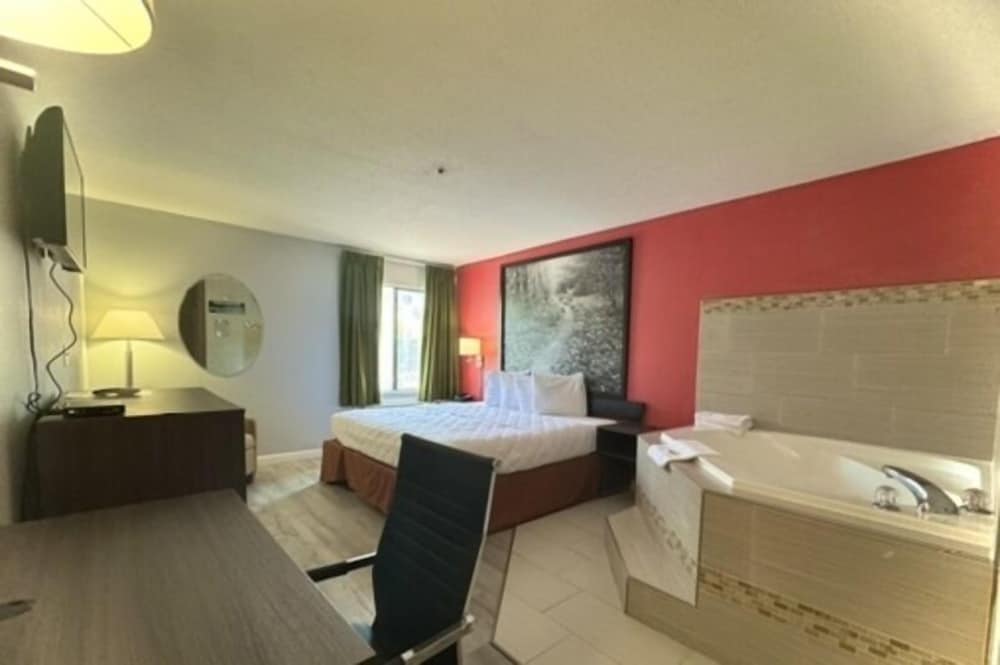 Deluxe Double Room, 1 King Bed, Non Smoking, Jetted Tub photo 1