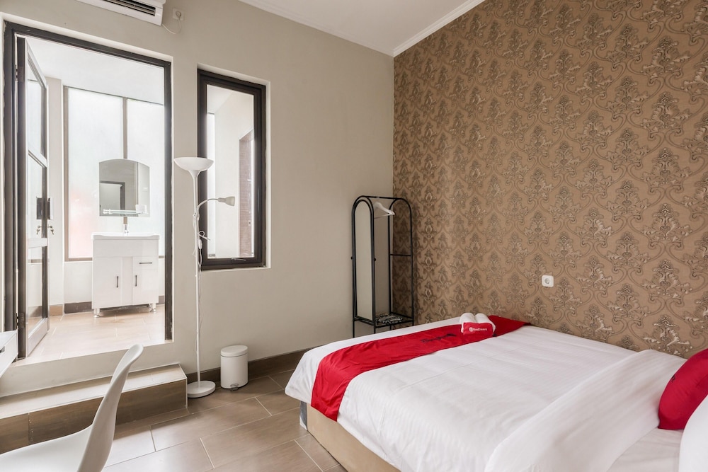 Deluxe Room (Reddoorz)