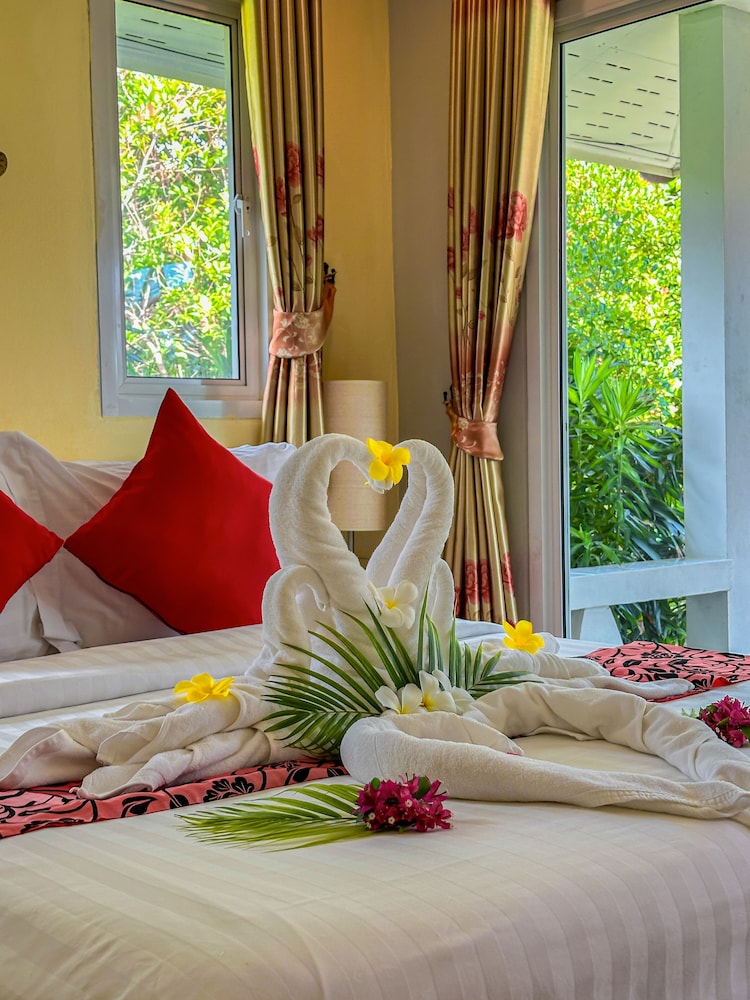 Deluxe Beachfront Room With Garden View photo 3