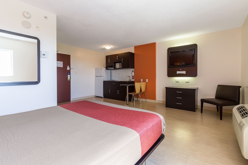 Deluxe Room, 1 Queen Bed, Non Smoking, Kitchenette - Photo 2
